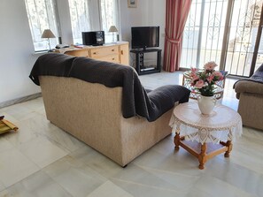 TV, lettore DVD, libri, biblioteca musicale