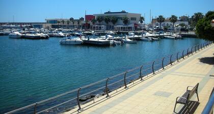 Tilava 2 makuuhuoneen huoneisto iso terassi / C TV. Wi-Fi. Lähellä Beach & Golf