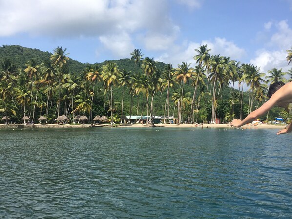 靠近海滩、沙滩椅、沙滩毛巾