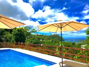 室外游泳池，日光浴躺椅