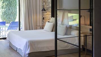 Minibar, két bảo mật tại phòng, bàn, bàn ủi/dụng cụ ủi quần áo