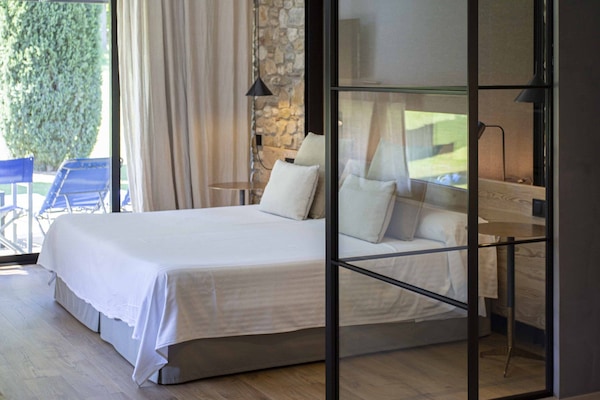 Minibar, caja de seguridad en la habitación y escritorio