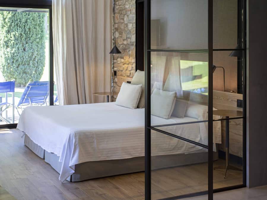 Frigobar, cofres nos quartos, escrivaninha