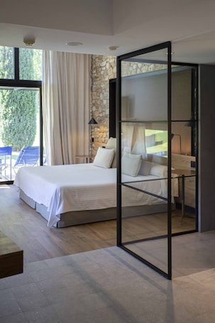 Minibar, in-room safe, desk, iron/ironing board. Hotel Arcs de Monells