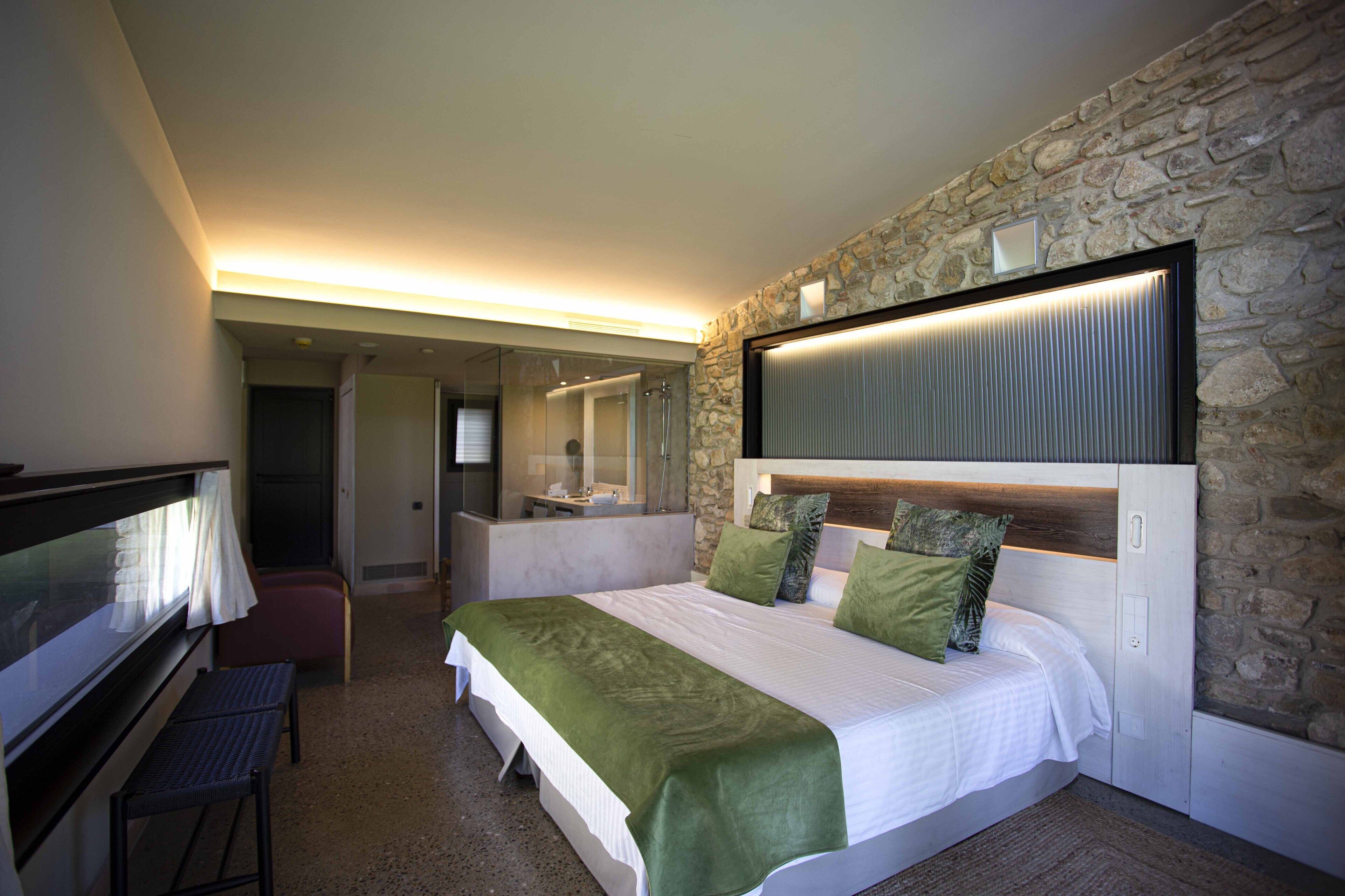 มินิบาร์, ตู้นิรภัยในห้องพัก, โต๊ะทำงาน, เตารีด/โต๊ะรีดผ้า