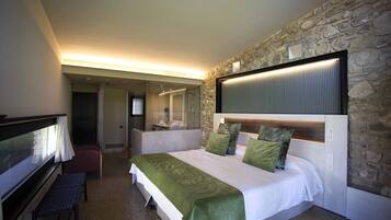 Een minibar, een kluis op de kamer, een bureau