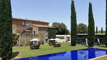 Outdoor pool, pool loungers