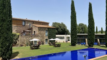 Outdoor pool, sun loungers