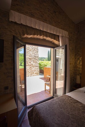 Superior tweepersoonskamer | Een minibar, een kluis op de kamer, een bureau