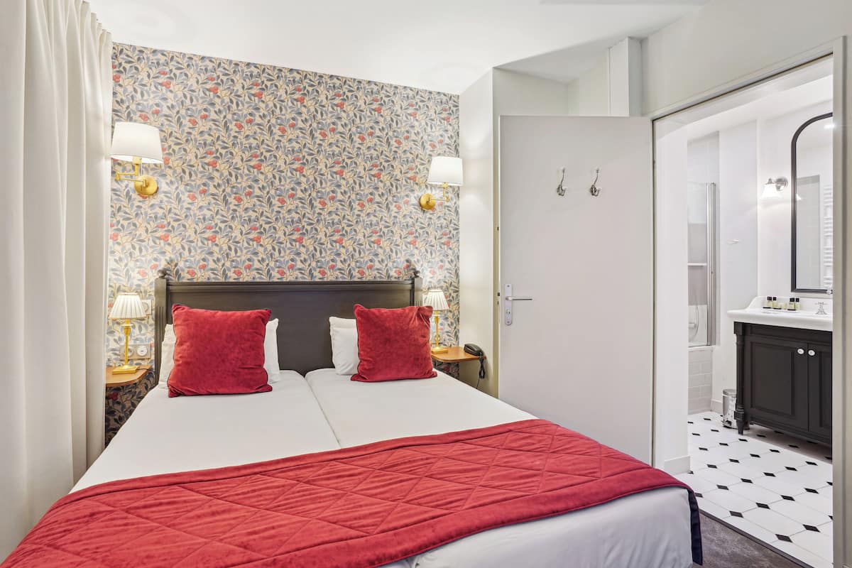 Triple Room | Peralatan tempat tidur premium, meja, kalis bunyi