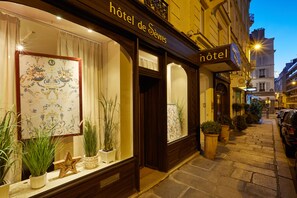 Property entrance - Hotel De Sevres (Paris)