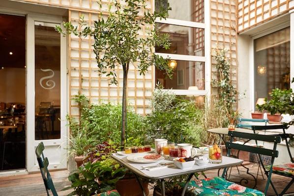Outdoor dining - Hotel De Sevres (Paris)