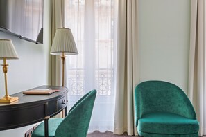 Habitación superior con 1 cama matrimonial o 2 individuales | Ropa de cama de alta calidad, escritorio y insonorización 