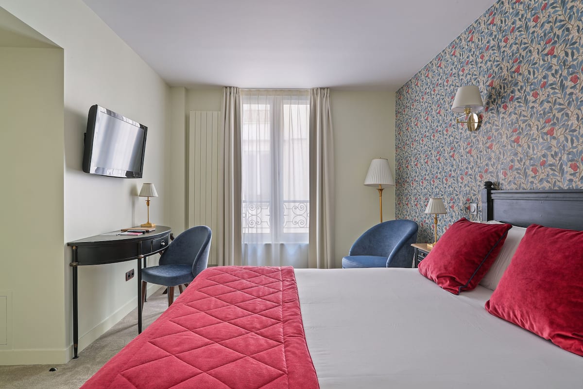 Superior Double or Twin Room | Peralatan tempat tidur premium, meja, kalis bunyi