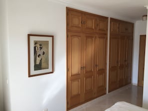 2 slaapkamers, een strijkplank/strijkijzer, wifi, beddengoed