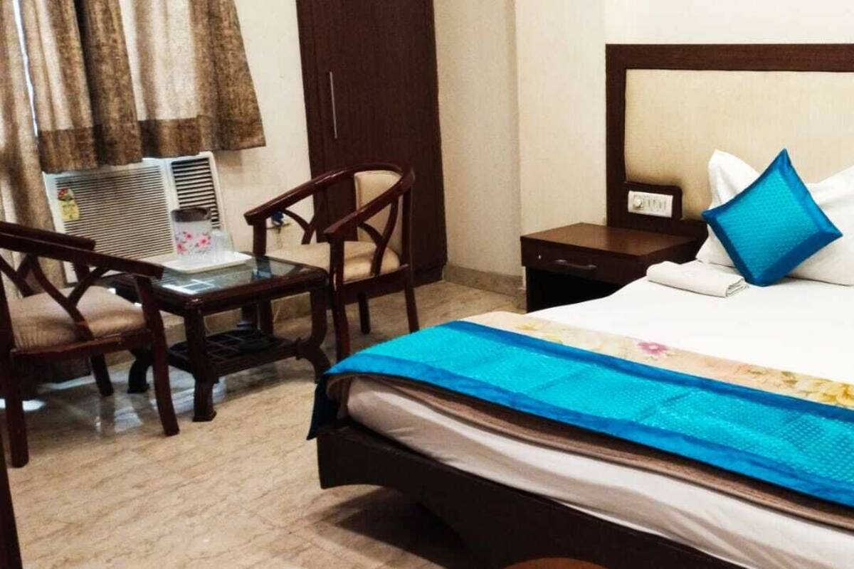 Ein Hotelzimmer mit einem Bett, einem Schreibtisch und einem Stuhl.