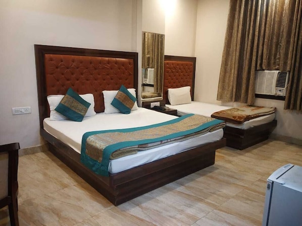 Triple Room | 1 bedroom, in-room safe, desk, rollaway beds - Hotel Indo continental (New Delhi)