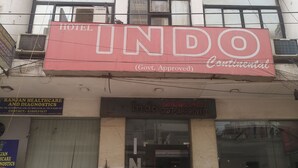 A building with a sign for INDO Continental, a government-approved hotel. - Hotel Indo continental (New Delhi)