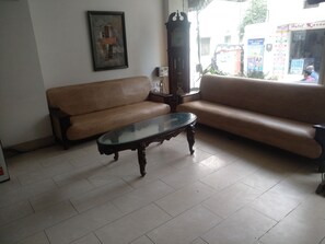 Área de estar no saguão