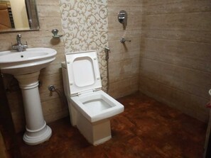 Shower, rainfall showerhead, free toiletries, towels - Hotel Indo continental (New Delhi)