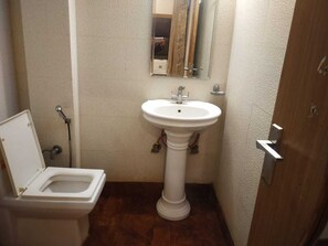 Quarto quádruplo | Banheiro | Chuveiro, chuveiro com efeito de chuva, produtos de toalete grátis 