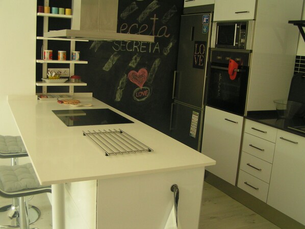 Refrigerador, microondas, horno y parrilla de estufa