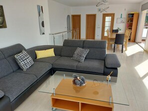 Smart TV, Netflix, books, streaming services - Lloret de Mar Villa: privacy, pool, nature, with breathtaking view (Lloret de Mar)