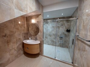 Dusche, Haartrockner, Bidet, Handtücher