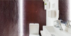 Ensemble douche/baignoire, articles de toilette gratuits, sèche-cheveux