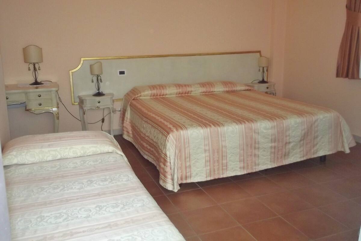 Minibar, bureau, Wi-Fi gratuit, draps fournis