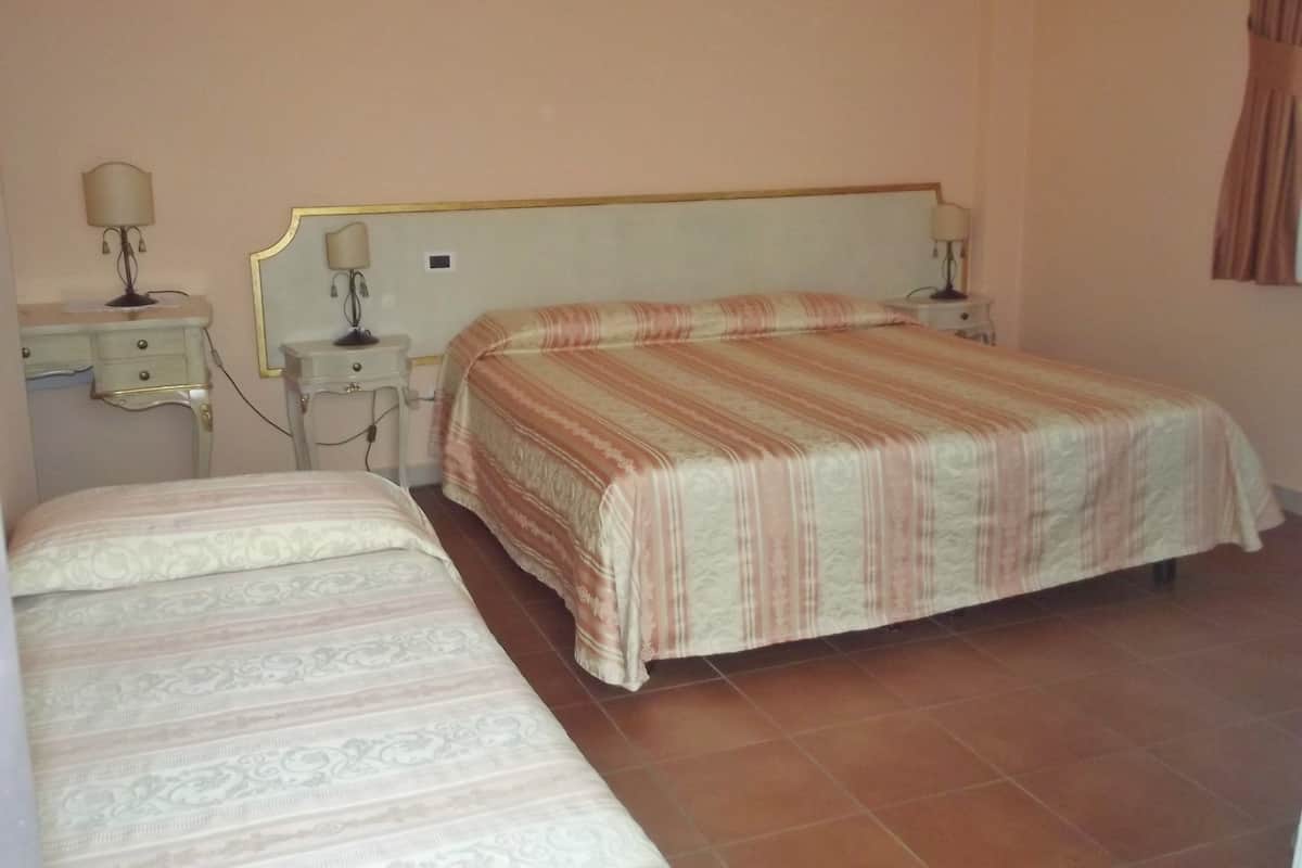 Habitación triple, varias camas | Minibar, escritorio, wifi gratis y ropa de cama