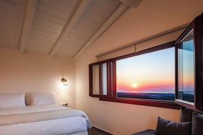 4 bedrooms, in-room safe, soundproofing, iron/ironing board - Spacious villa, fully restored, with heated pool (Rethymno)