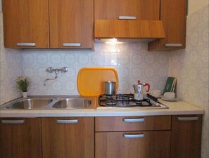 Refrigerador, microondas, parrilla de estufa y cafetera y tetera 