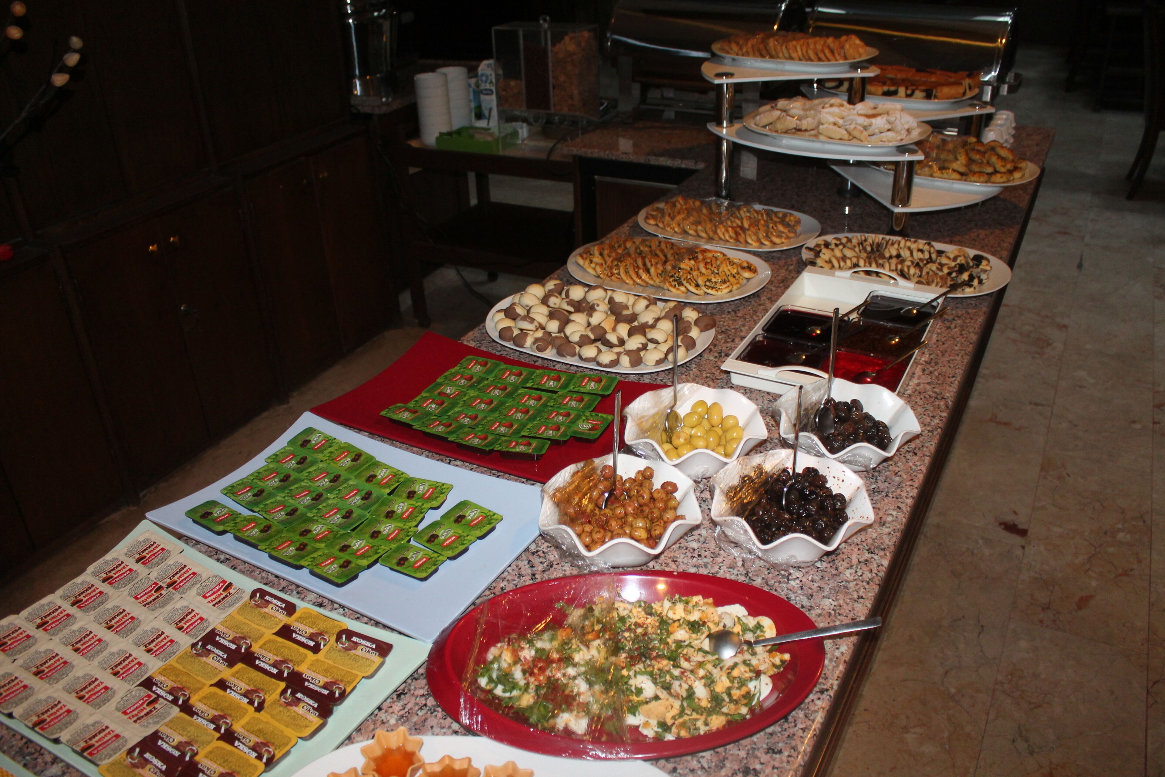 Una mesa de buffet con diversos alimentos y salsas.