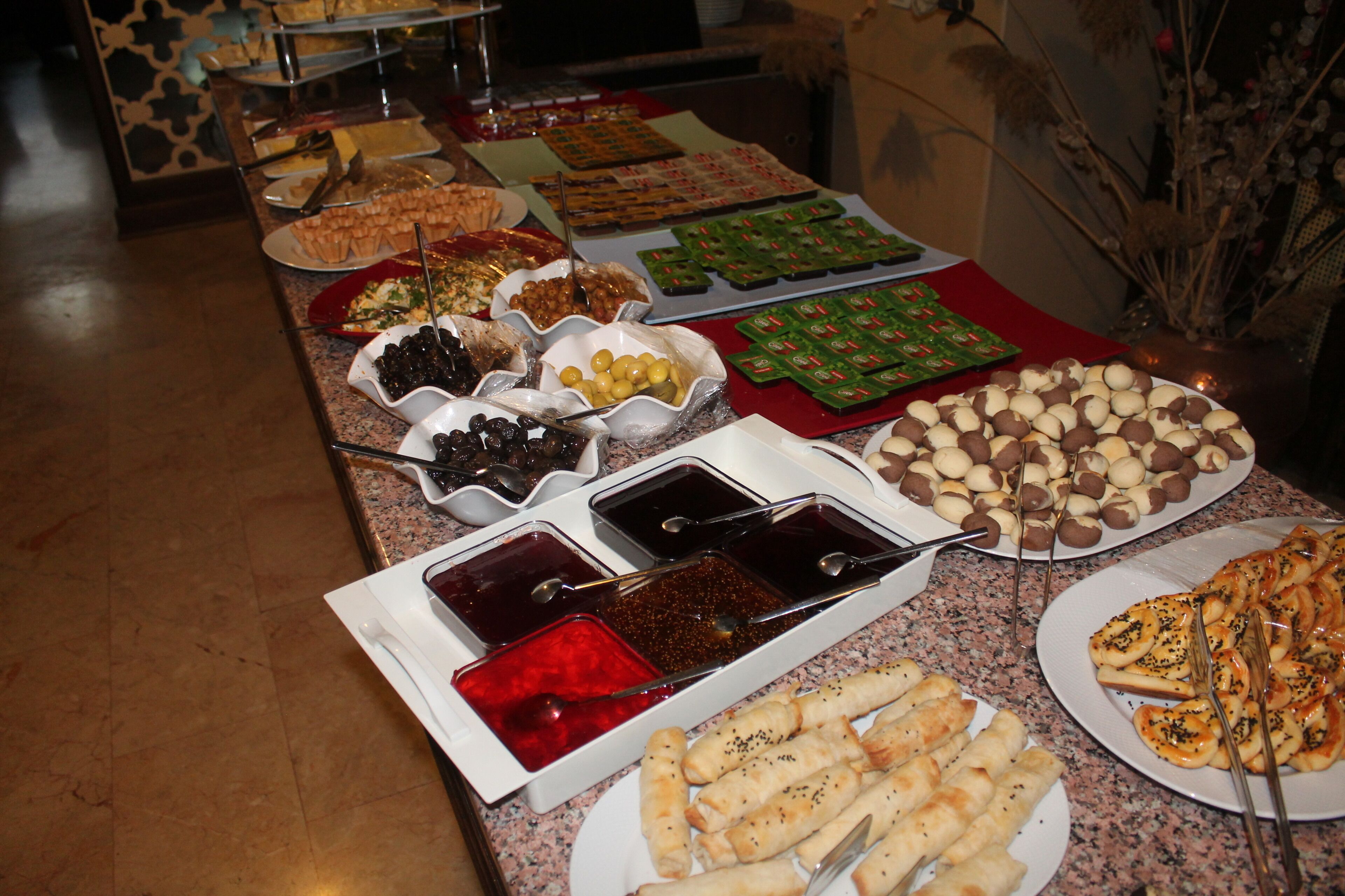 Una mesa de buffet con diversos alimentos y salsas.