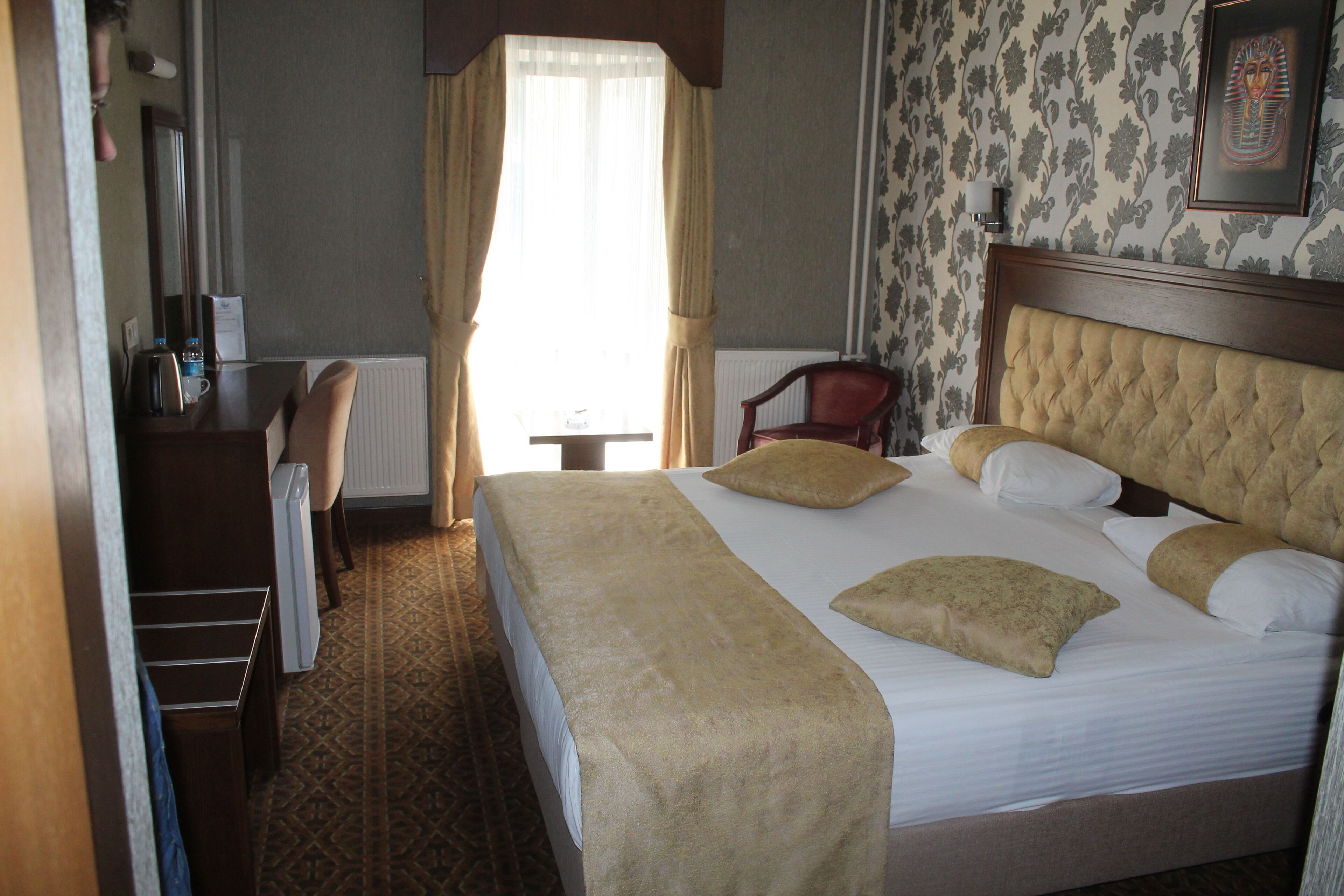 Een minibar, een bureau, gratis wifi, beddengoed