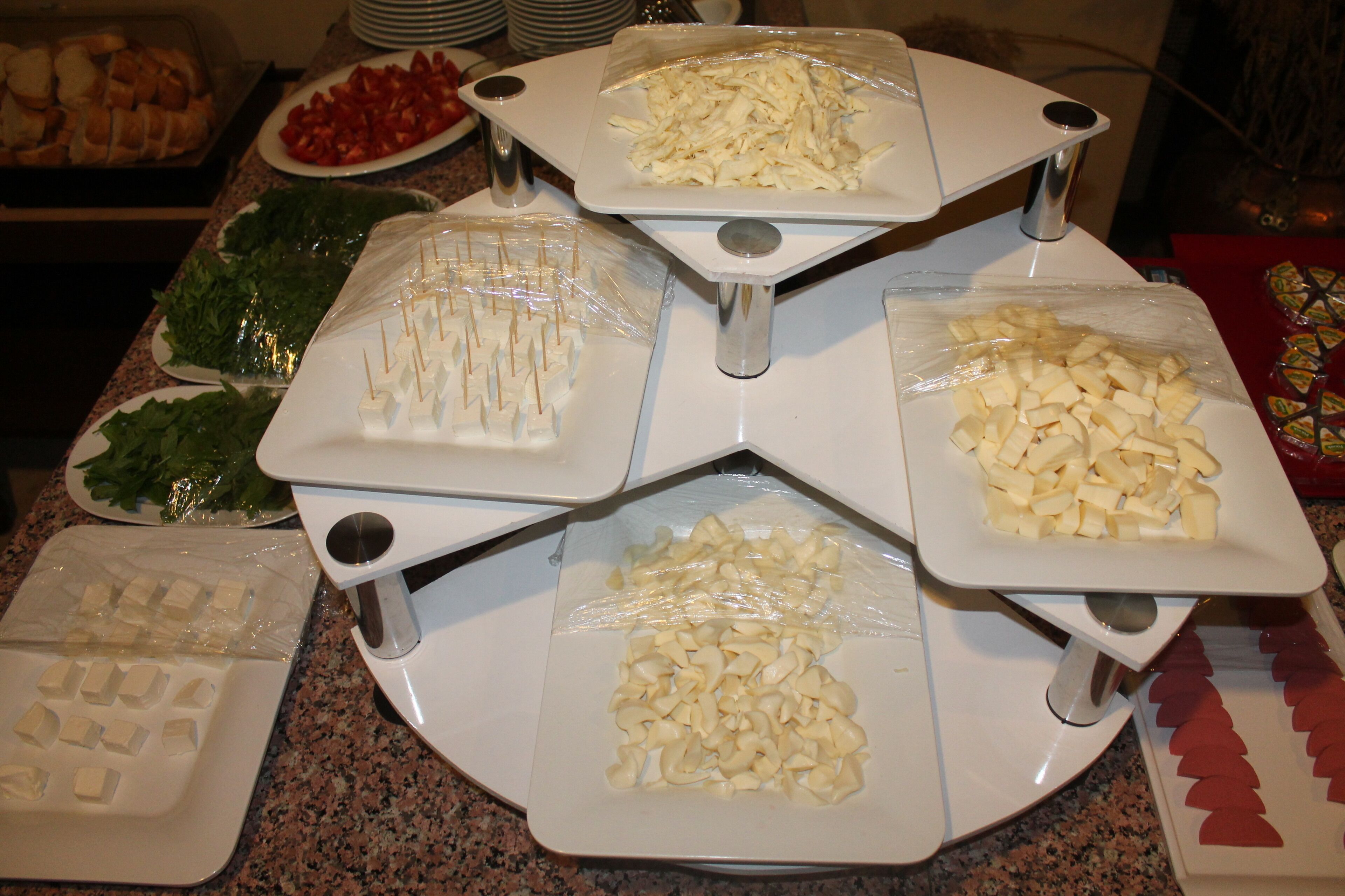 Une table de buffet où différents plats sont présentés dans des sections distinctes.