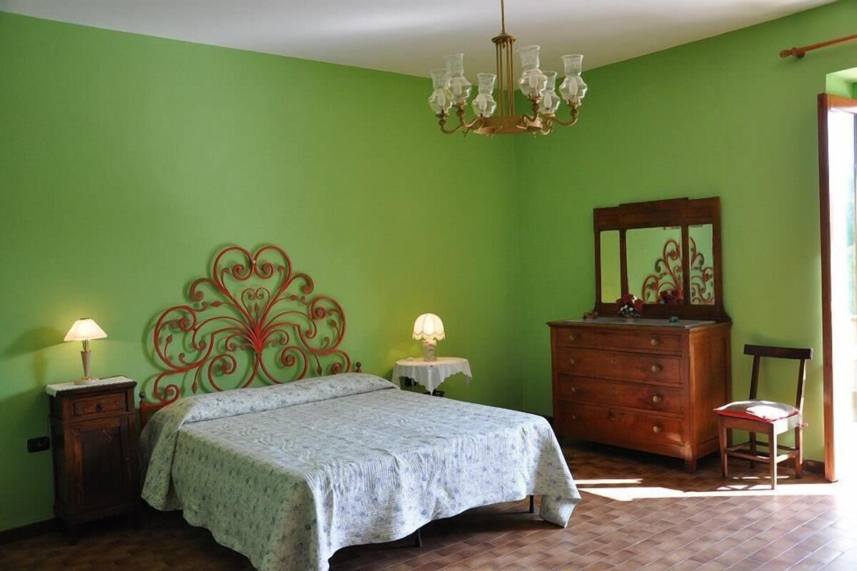 Desk, WiFi (free), bed sheets