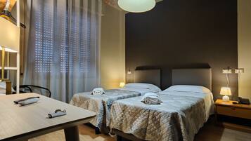 Kamer, 1 twee- of 2 eenpersoonsbedden | Een bureau, gratis wifi, beddengoed