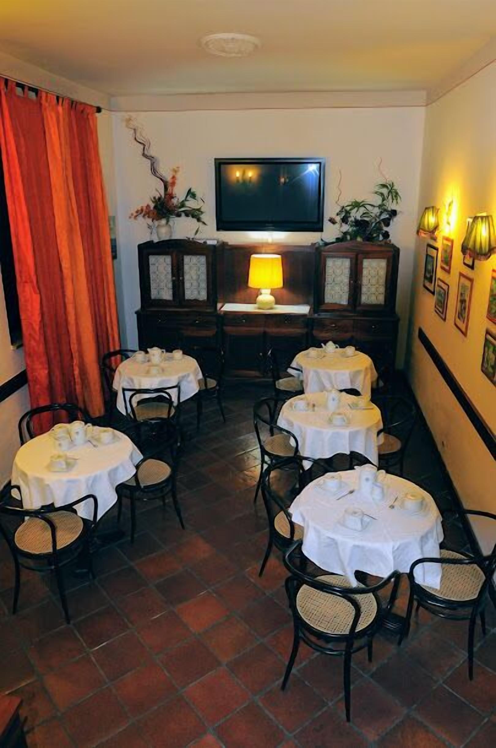 Daily continental breakfast (EUR 4 per person)