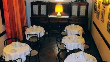 Dagelijks continentaal ontbijt (EUR 4 per persoon)