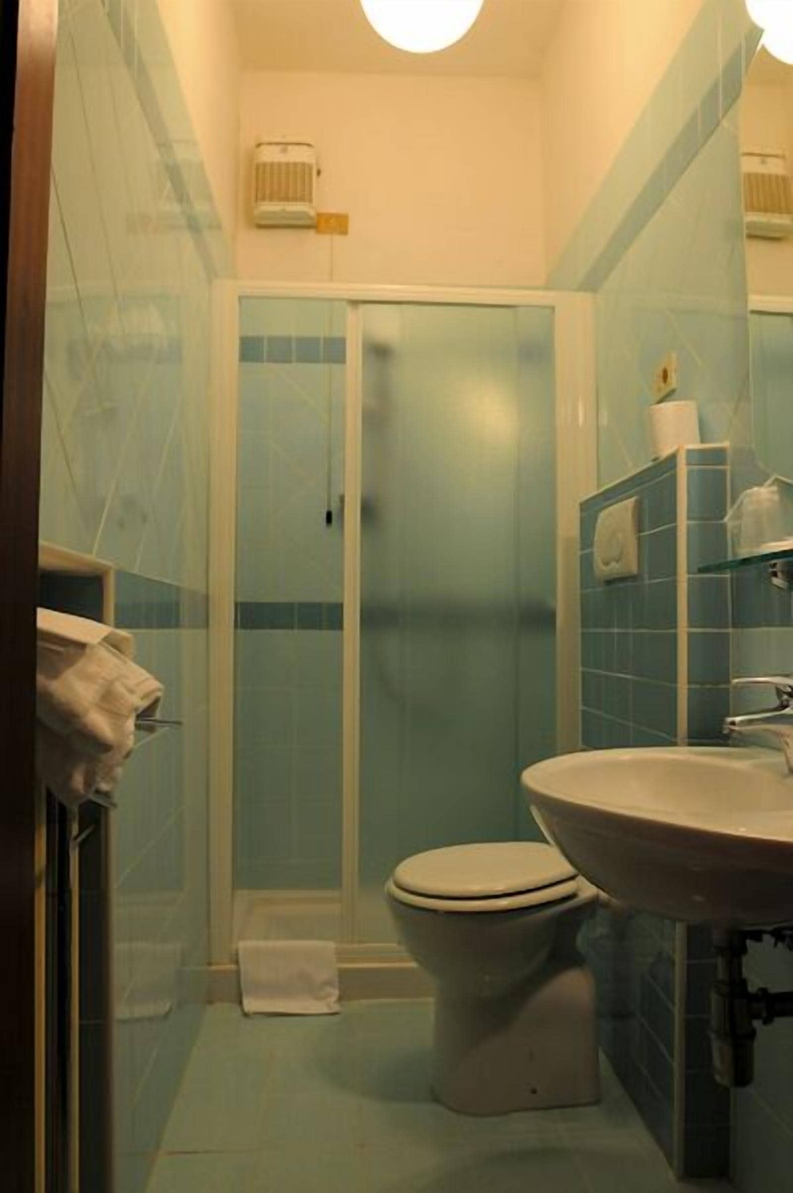 Ein Badezimmer mit Toilette, Waschbecken und Dusche.