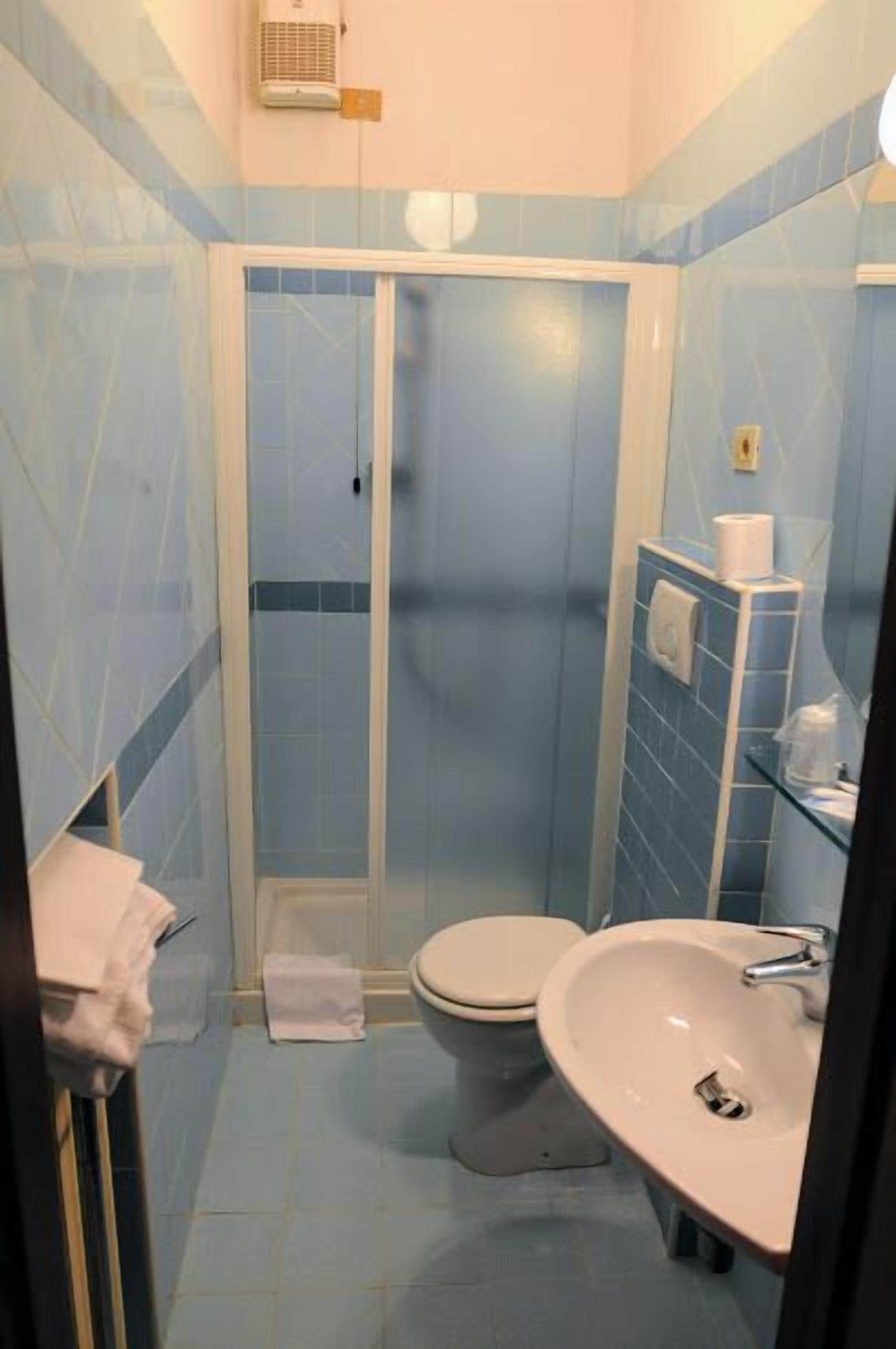 triple room | bathroom | shower, free toiletries, hair dryer, towels