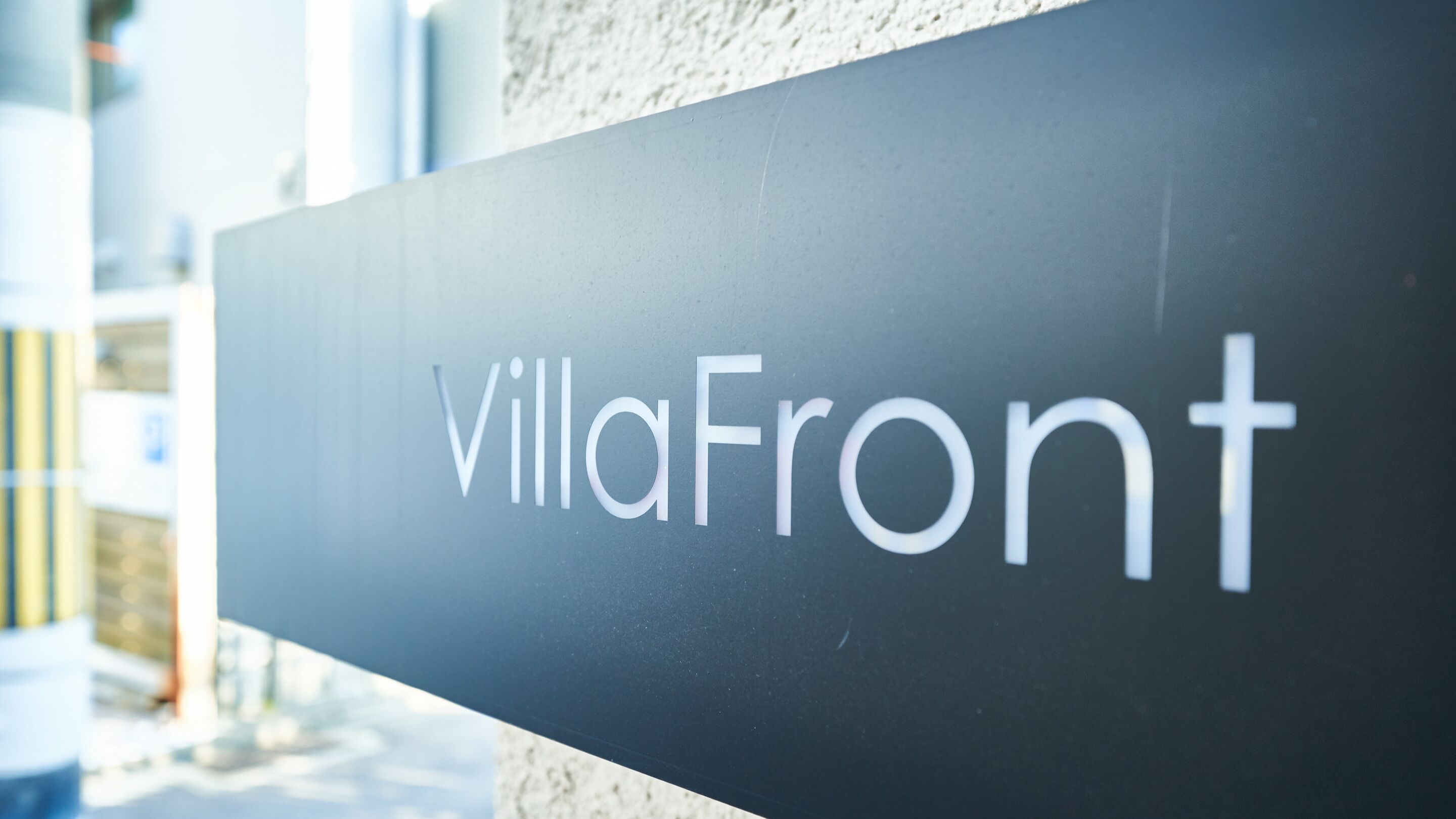 Et skilt med teksten "VillaFront" på mørk baggrund.