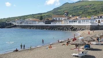 Una spiaggia nelle vicinanze