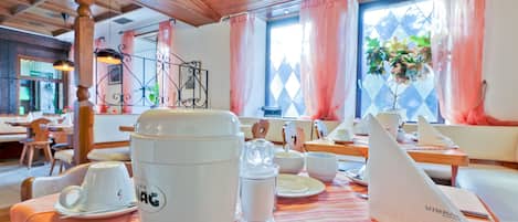 每日供应自助式早餐(每人 EUR 15.00)