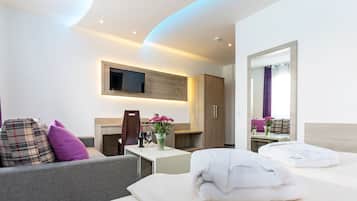 Superior-Dreibettzimmer | Hochwertige Bettwaren, Zimmersafe, Schreibtisch, schallisolierte Zimmer