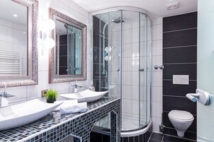 Superior-værelse til 3 personer | Badeværelse | Bruser, gratis toiletartikler, hårtørrer, håndklæder