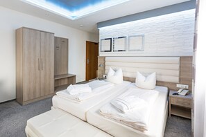 Superior Triple Room | Premium bedding, in-room safe, desk, soundproofing - Bavaria Hotel Superior (Stuttgart)