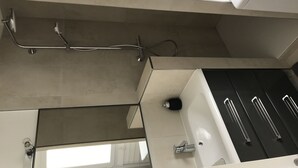 A modern bathroom with a shower, a bathtub, and a toilet. - Luxury seafront apartment 4**** First floor (Saintes-Maries-De-La-Mer)